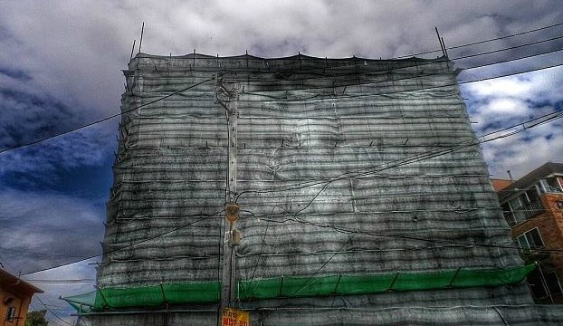 이웃의 담 신축공사 후 빗물 유입, 책임은 누가